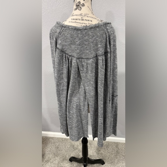 Kye Mi Long Sleeve Knit Top
Size Large – Gray – Back Slit Detail - Picture 6 of 8